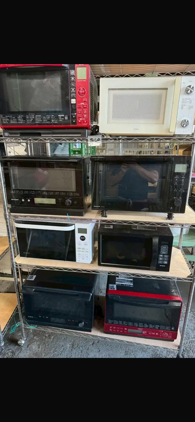 棚に並んだ電子レンジとオーブンレンジ